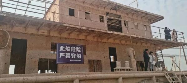 夜游“网红打卡地”，大学生爬火车被电伤！官方提醒