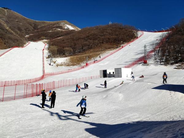 “雪飞燕”滑雪观赛“两不误” “雪飞燕”滑雪观赛“两不误”