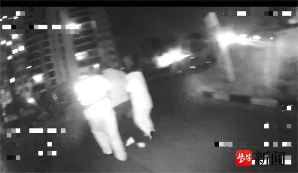 醉酒后打车沉睡不醒,司机们无计可施报警求助 醉酒后打车沉睡不醒,司机们无计可施报警求助