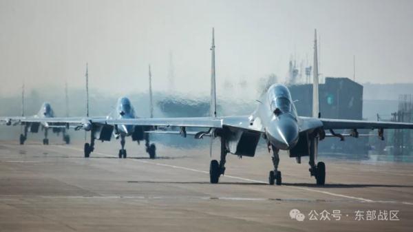 突击战斗、编队进攻、低空战术……向战,向战! 突击战斗、编队进攻、低空战术……向战,向战!