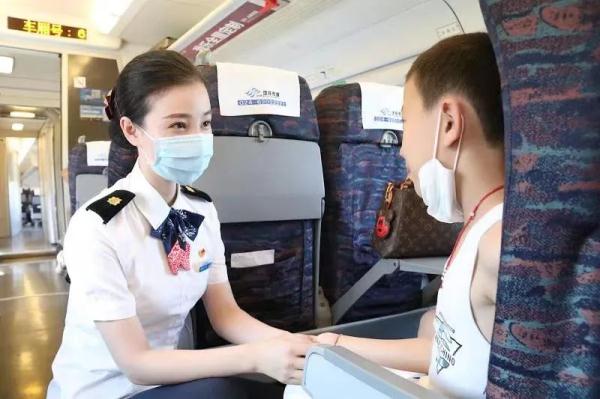 街头弹琴的工人大叔，被乘务“耽搁”的相声演员……他们收到春晚邀请函了！