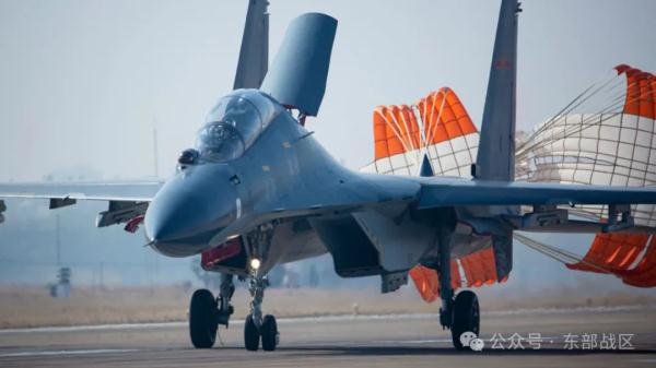 突击战斗、编队进攻、低空战术……向战,向战! 突击战斗、编队进攻、低空战术……向战,向战!