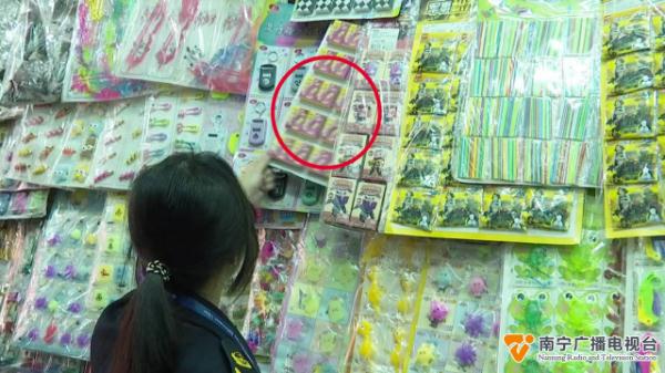 玩具店“夹带私货”，非法销售烟花爆竹，2名管理人员被处理！