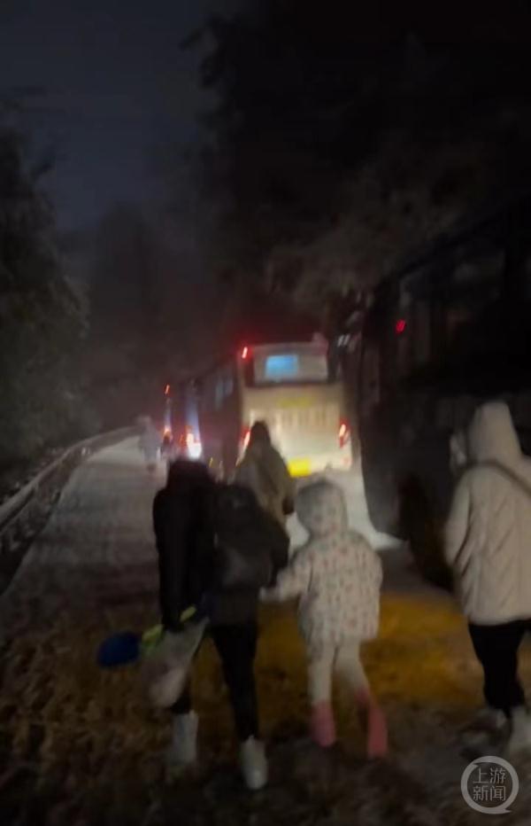 峨眉山多位游客称因降雪被困数小时，工作人员回应
