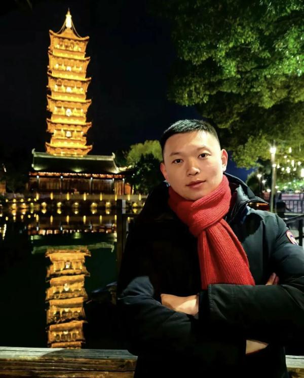 突发心梗生死救援！高铁上，军医“侠侣”出手了