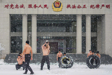 长沙特警雪中开展抗寒训练 长沙特警雪中开展抗寒训练