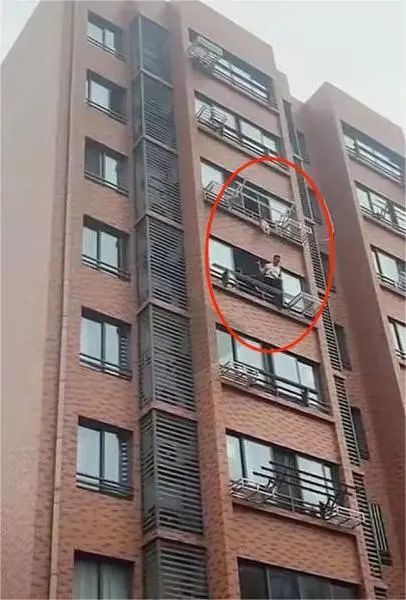 2岁幼童悬身7楼窗外，危急时刻，他来了！