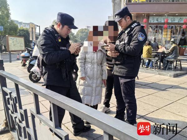 游客遗失装有20万欠条物证的挎包，南京特警迅速帮忙找回