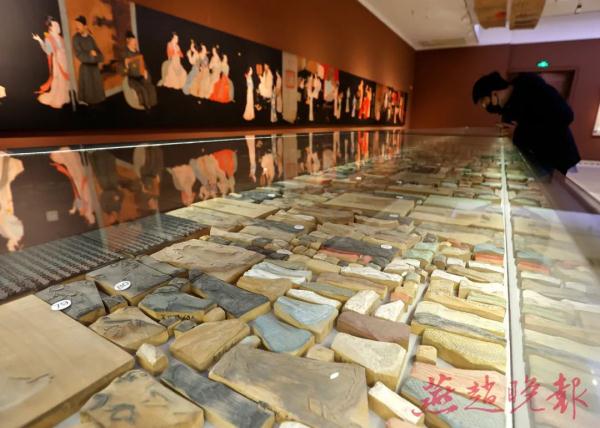 1667块雕版复刻传世名画《韩熙载夜宴图》