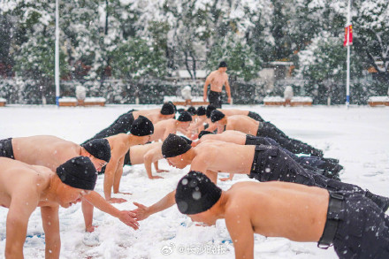 长沙特警雪中开展抗寒训练 长沙特警雪中开展抗寒训练