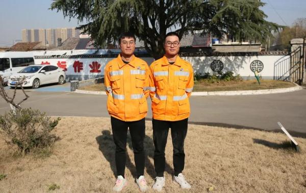 双胞胎兄弟，工作在同一个单位！