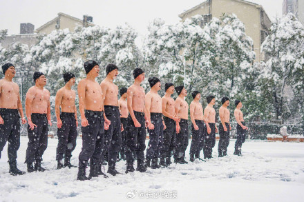 长沙特警雪中开展抗寒训练 长沙特警雪中开展抗寒训练