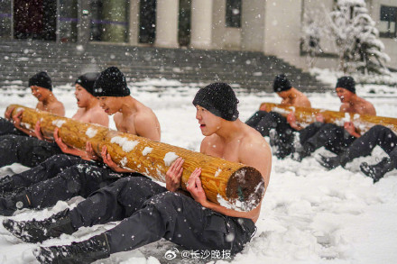 长沙特警雪中开展抗寒训练 长沙特警雪中开展抗寒训练