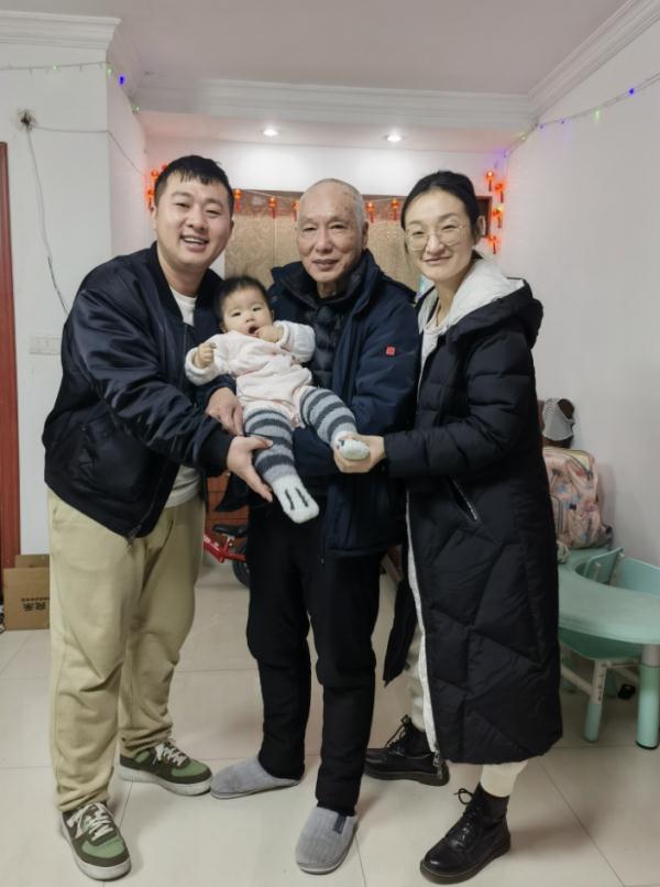 上海一房东见证租客结婚生子相伴7年还帮带娃，租客：我们就是一家人