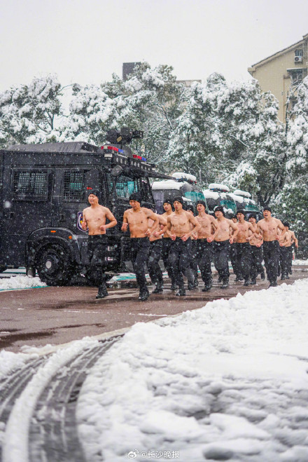 长沙特警雪中开展抗寒训练 长沙特警雪中开展抗寒训练