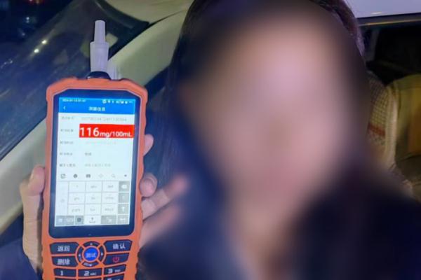 闺蜜相约喝酒后各自回家，竟以这种方式再聚……