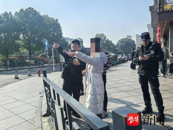 游客遗失装有20万欠条物证的挎包，南京特警迅速帮忙找回