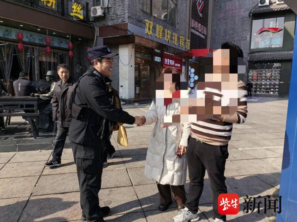 游客遗失装有20万欠条物证的挎包，南京特警迅速帮忙找回