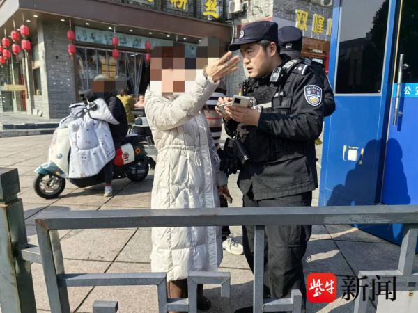 游客遗失装有20万欠条物证的挎包，南京特警迅速帮忙找回