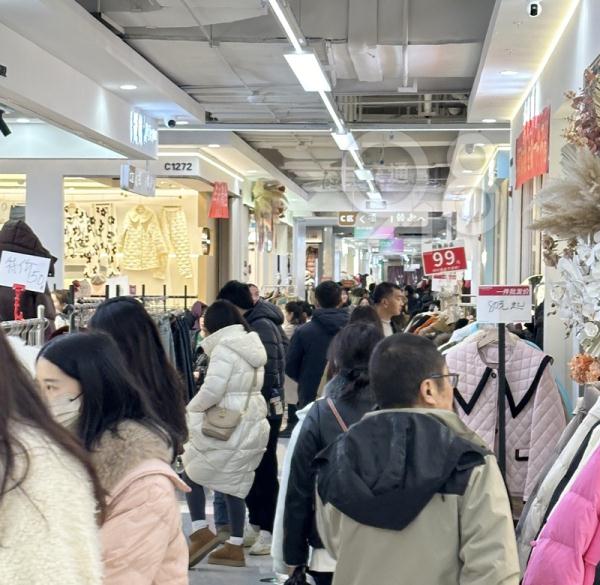人从众……卖疯了！杭州这些地方大排长龙，有人一口气带走七八件