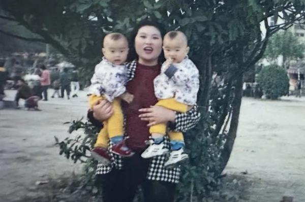 双胞胎兄弟，工作在同一个单位！
