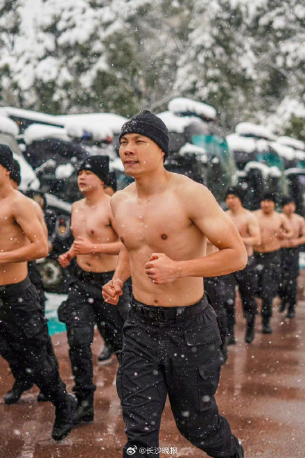 长沙特警雪中开展抗寒训练 长沙特警雪中开展抗寒训练