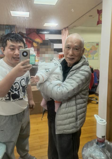 7年！上海房东爷叔帮租客做饭又带娃，租客：舍不得搬走