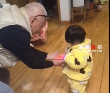 7年！上海房东爷叔帮租客做饭又带娃，租客：舍不得搬走