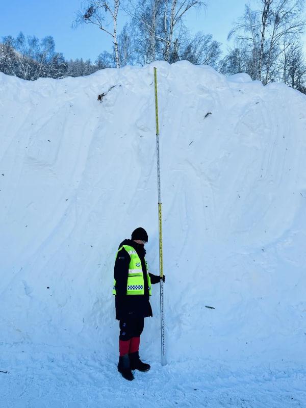 积雪比人高！是何原因导致阿勒泰雪崩？如何防御？