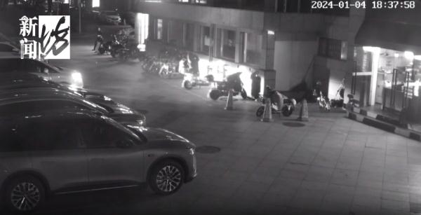 沪一男子夜宿自己车内,财物却凭空消失?一个关键细节... 沪一男子夜宿自己车内,财物却凭空消失?一个关键细节...