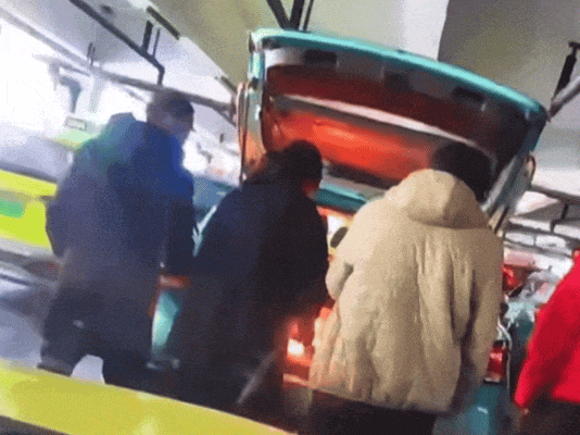 “什么？有人在出租车后备厢明火炒菜！”