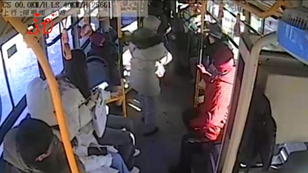 紧急！行驶中，哈尔滨这辆公交车上突然有人晕倒......