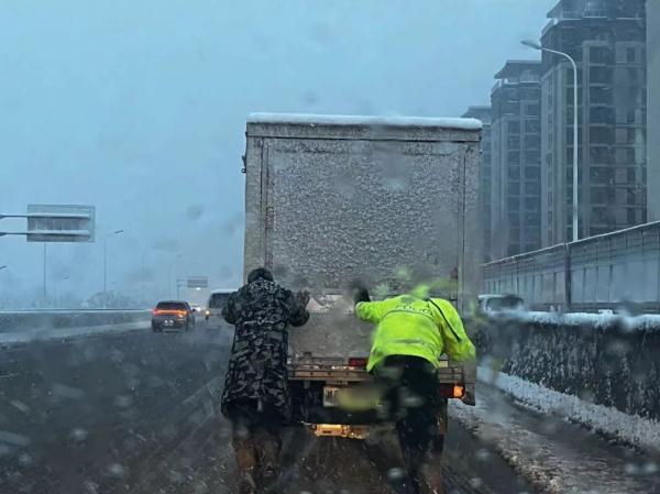雪还在下！湖南多地暴雪刷屏，有人彻夜默默守护
