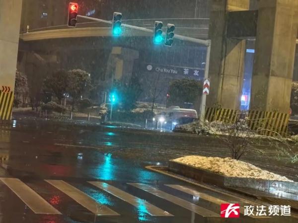 大雪如约而至!有人在欢呼,有人通宵未眠彻夜守护 大雪如约而至!有人在欢呼,有人通宵未眠彻夜守护