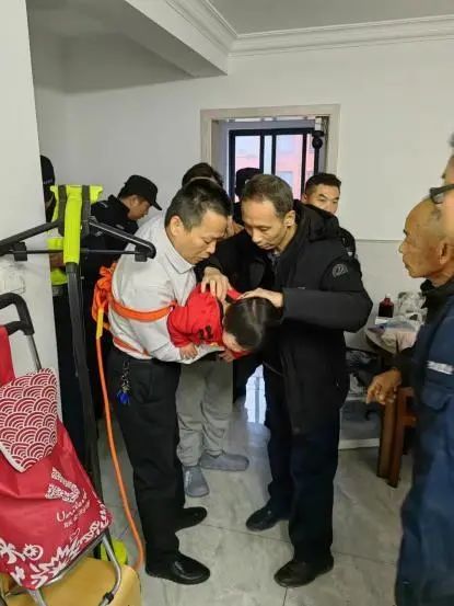 2岁幼童悬身7楼窗外，危急时刻，他来了！