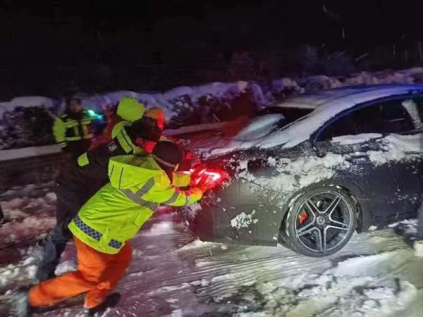 雪还在下！湖南多地暴雪刷屏，有人彻夜默默守护