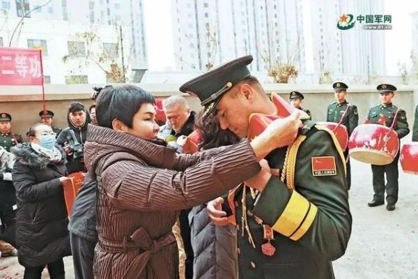 新疆小伙刚被军区授奖,次日“二等功臣之家”牌匾就送到了家中 新疆小伙刚被军区授奖,次日“二等功臣之家”牌匾就送到了家中