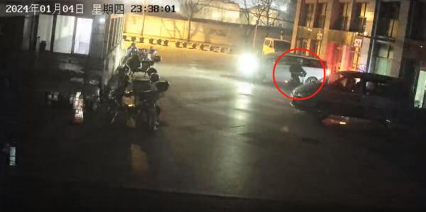 沪一男子夜宿自己车内,财物却凭空消失?一个关键细节... 沪一男子夜宿自己车内,财物却凭空消失?一个关键细节...