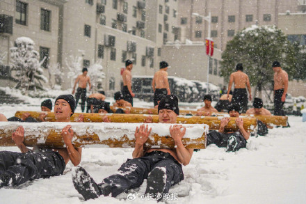 长沙特警雪中开展抗寒训练 长沙特警雪中开展抗寒训练