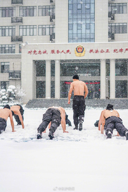 长沙特警雪中开展抗寒训练 长沙特警雪中开展抗寒训练