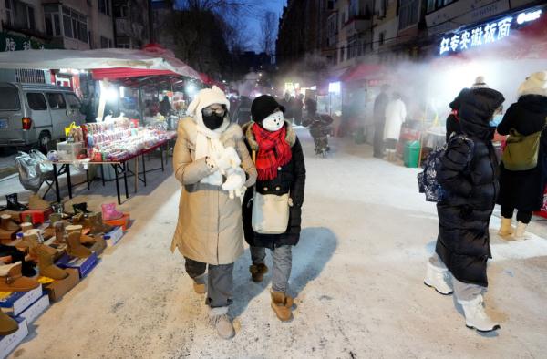 冻梨、血肠儿、油炸糕……来“尔滨”品味东北味道 冻梨、血肠儿、油炸糕……来“尔滨”品味东北味道