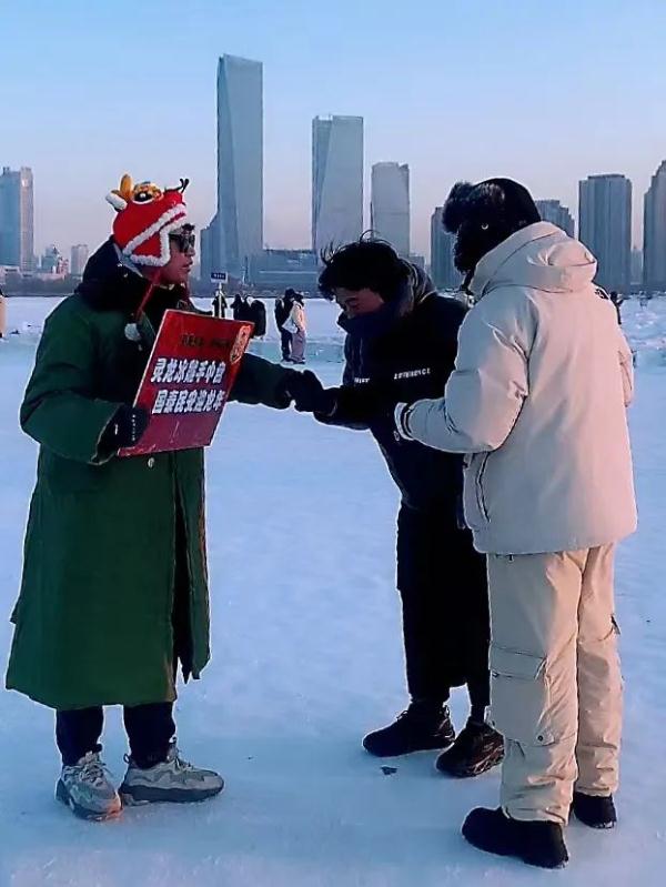 喜欢就拿！哈尔滨小哥自制“小灵龙”冰雕免费送：“小金豆”、本地客，都宠！