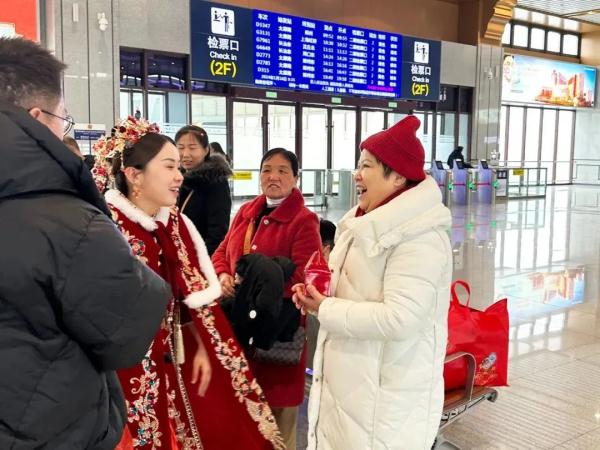 大雪封路，他们却坐上了最贵的“婚车”！