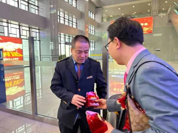 大雪封路，他们却坐上了最贵的“婚车”！