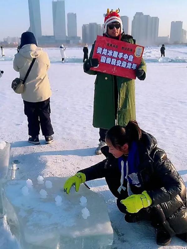 喜欢就拿！哈尔滨小哥自制“小灵龙”冰雕免费送：“小金豆”、本地客，都宠！