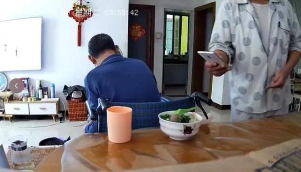 老人吞肉丸窒息离世，家属称保姆涉嫌过失致人死亡