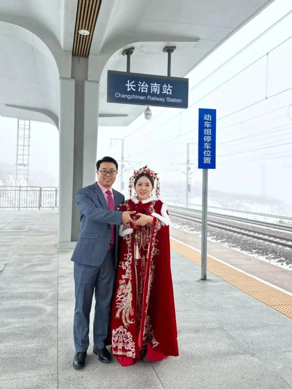 大雪封路，他们却坐上了最贵的“婚车”！