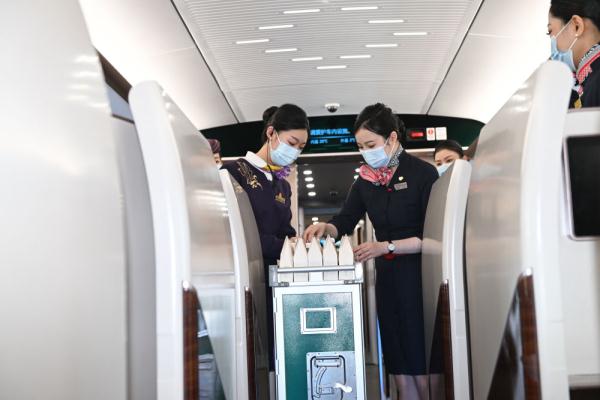飞机、高铁乘务员切磋技艺迎春运