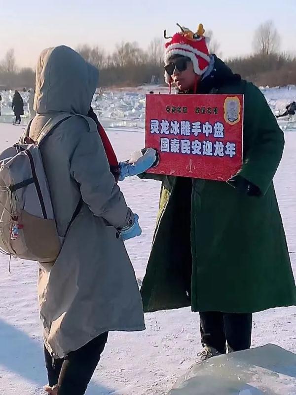 喜欢就拿！哈尔滨小哥自制“小灵龙”冰雕免费送：“小金豆”、本地客，都宠！