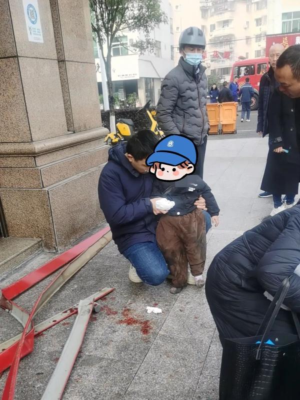 后续来了！他徒手接住6楼坠下小孩，然后悄悄离开